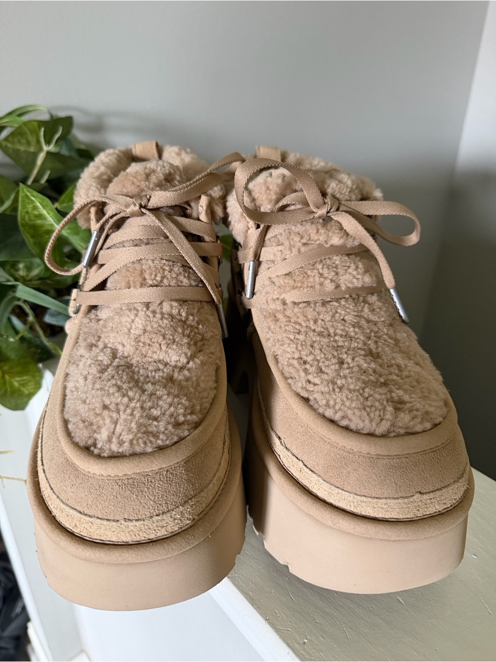 Brand New!!!🔥🔥🔥🔥UGG Beige Shearling Platform Lace-Up Shoes